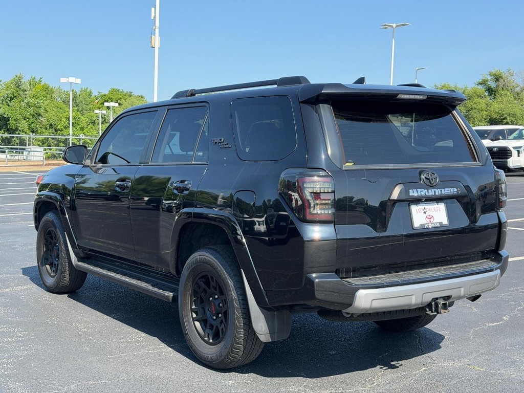 Toyota 4Runner Vehicle Full-screen Gallery Image 06