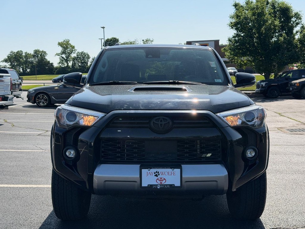Toyota 4Runner Vehicle Full-screen Gallery Image 09