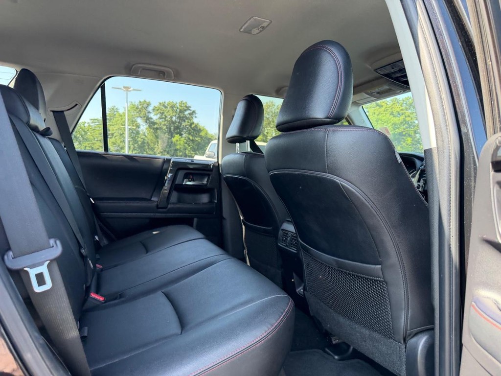 Toyota 4Runner Vehicle Full-screen Gallery Image 10