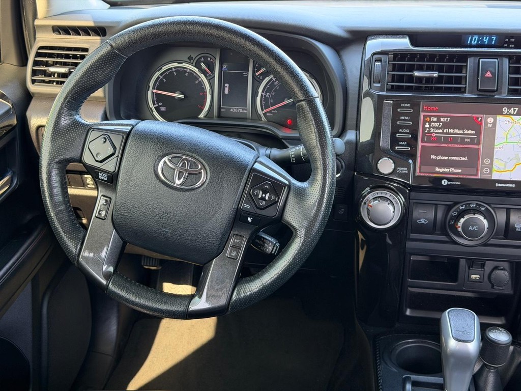 Toyota 4Runner Vehicle Full-screen Gallery Image 12