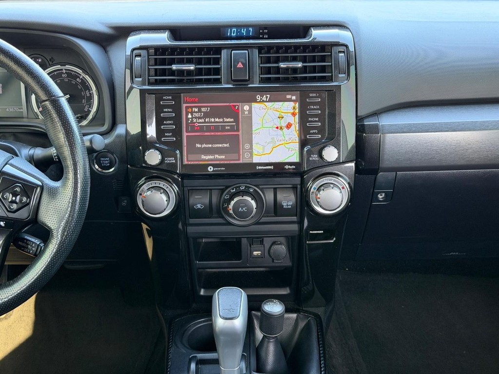 Toyota 4Runner Vehicle Full-screen Gallery Image 13