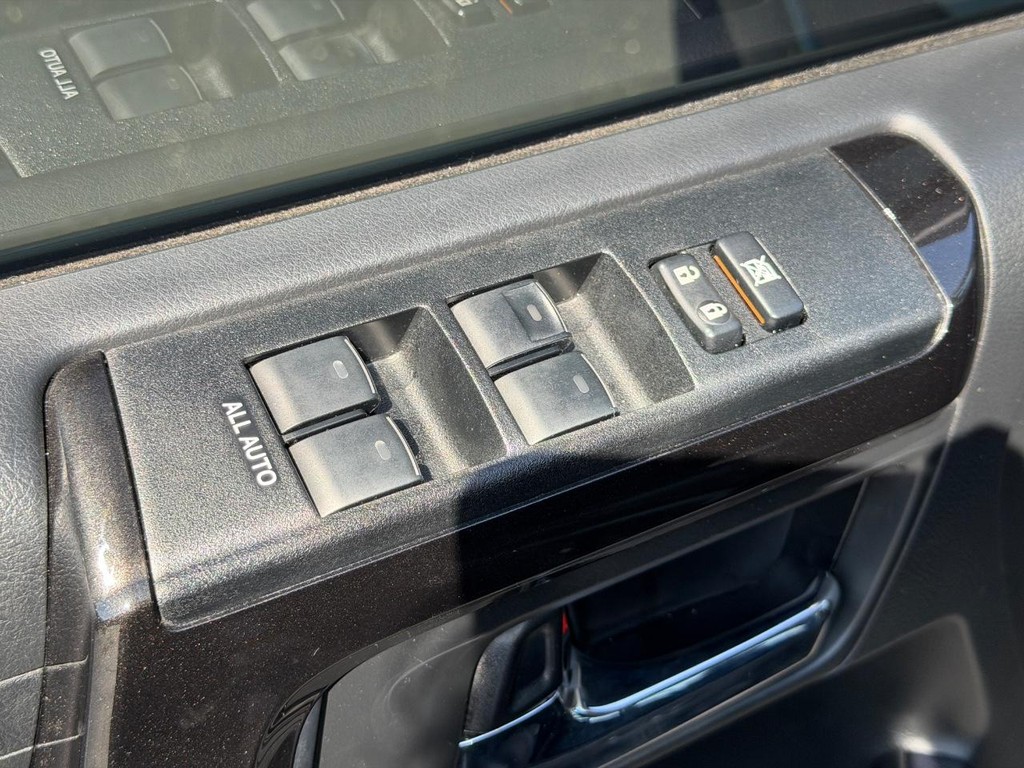 Toyota 4Runner Vehicle Full-screen Gallery Image 15