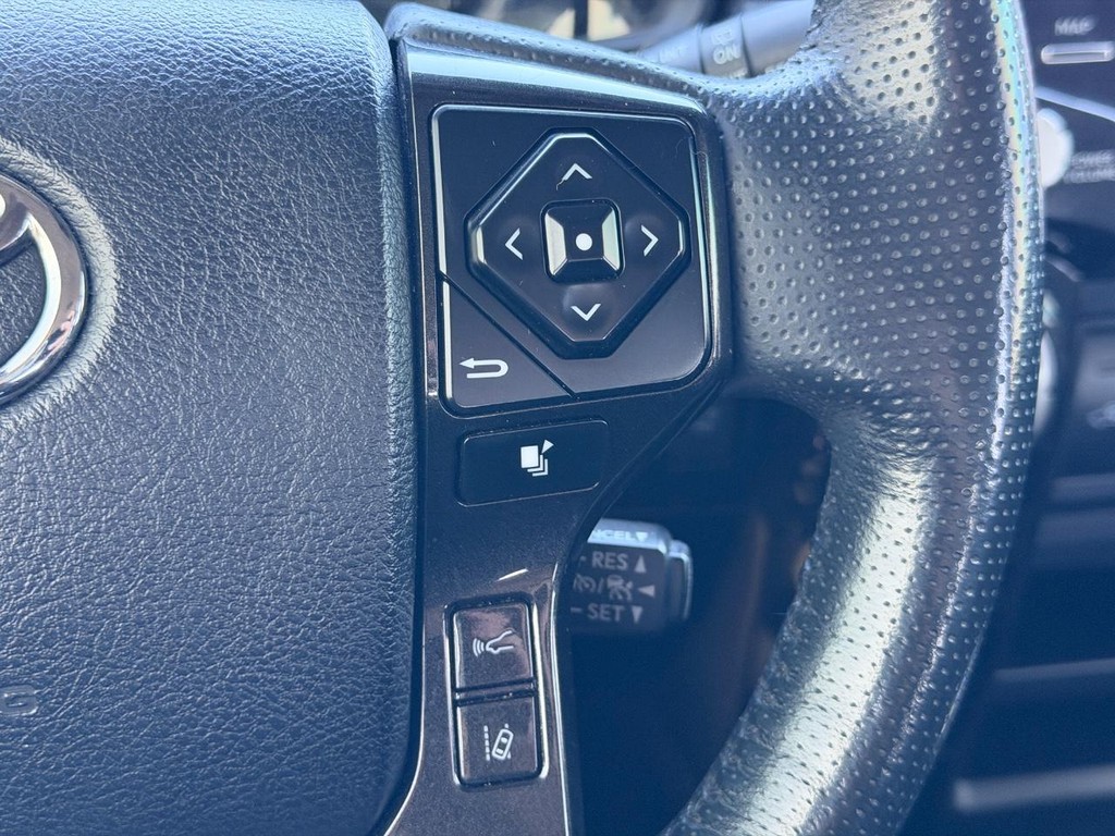 Toyota 4Runner Vehicle Full-screen Gallery Image 18