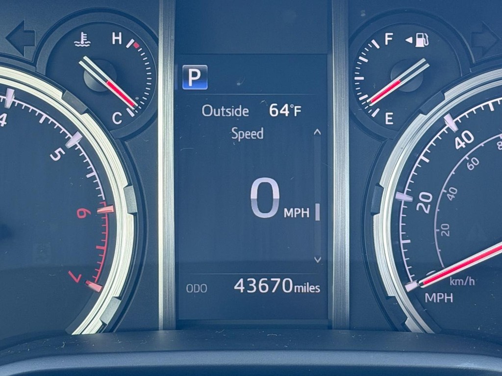 Toyota 4Runner Vehicle Full-screen Gallery Image 20