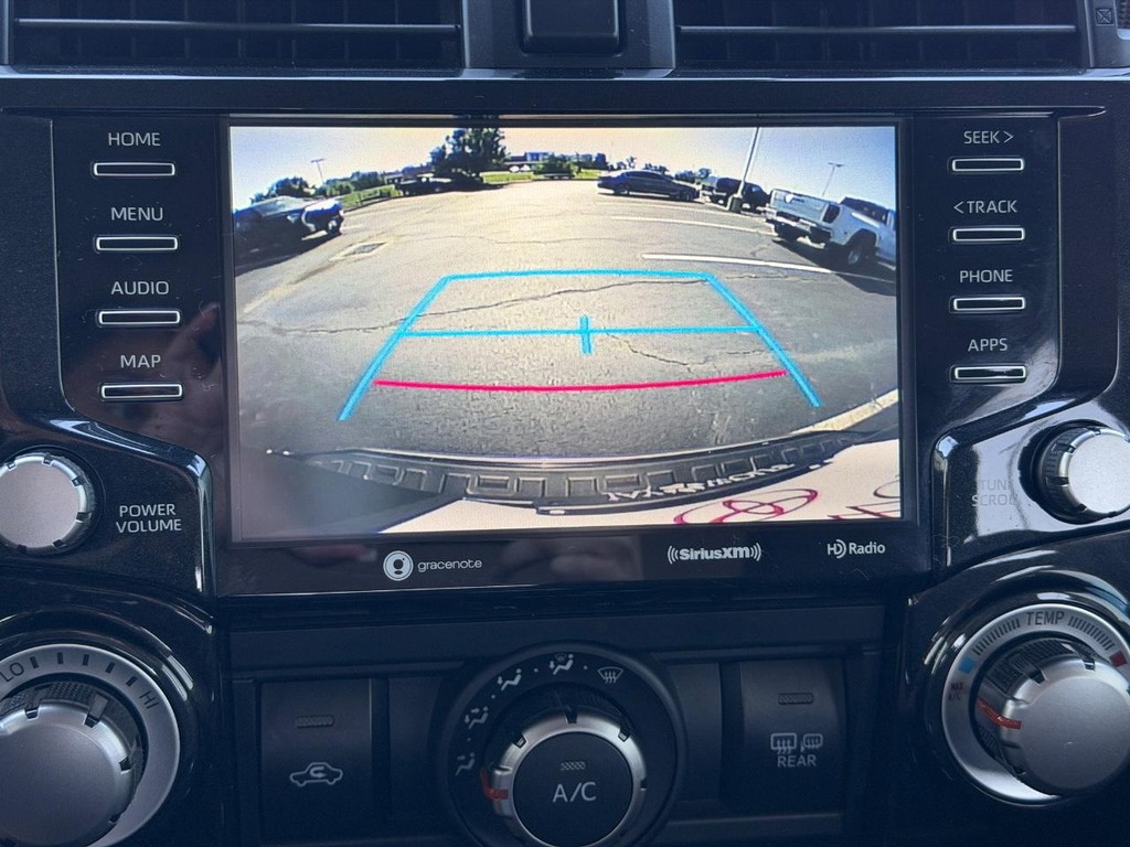 Toyota 4Runner Vehicle Full-screen Gallery Image 21