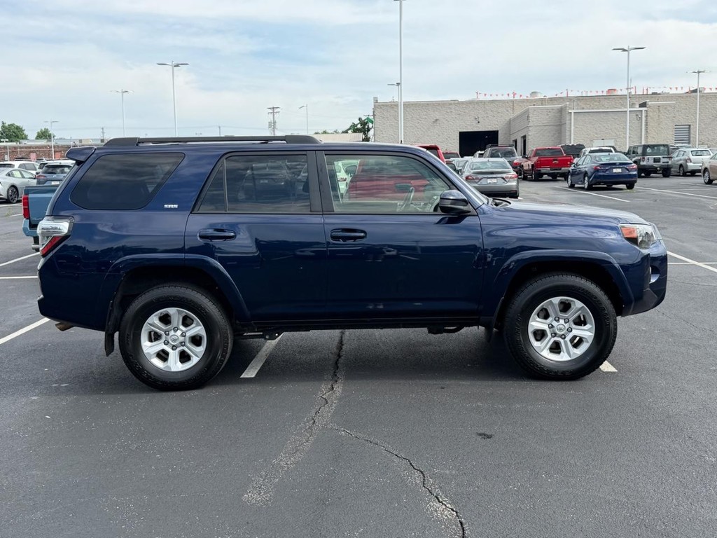 Toyota 4Runner Vehicle Full-screen Gallery Image 02