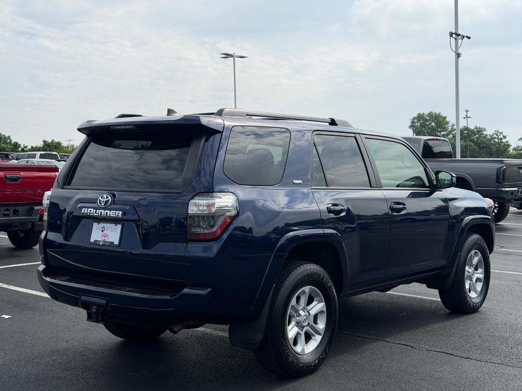 Toyota 4Runner Vehicle Full-screen Gallery Image 03