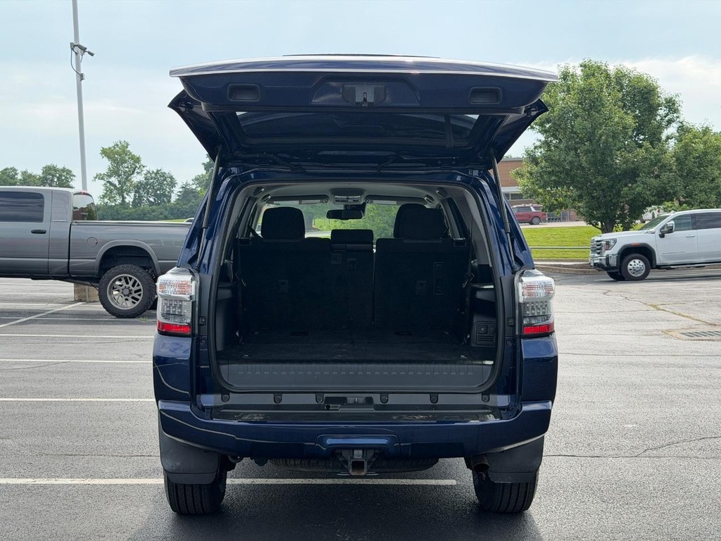Toyota 4Runner Vehicle Full-screen Gallery Image 04