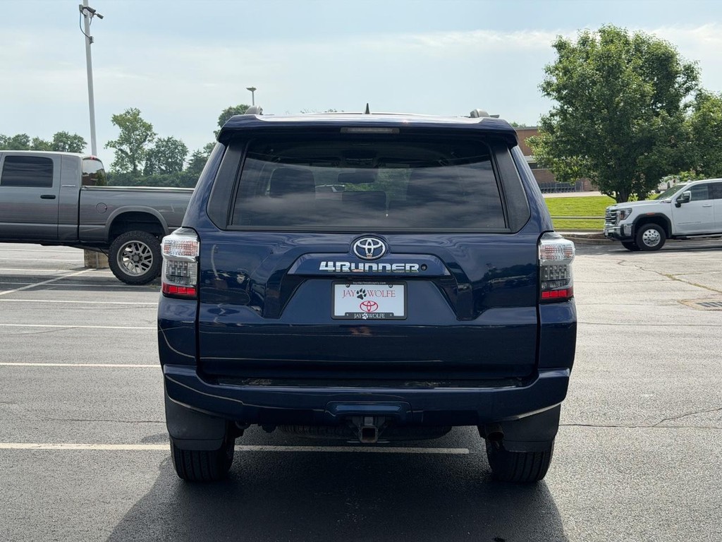 Toyota 4Runner Vehicle Full-screen Gallery Image 05