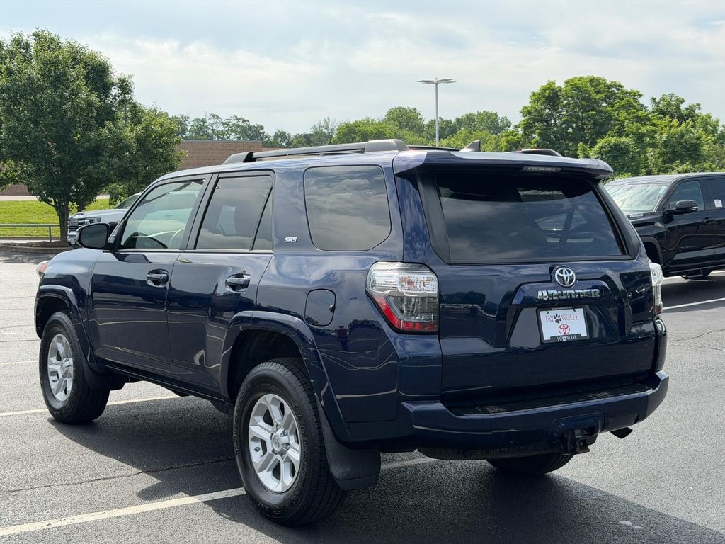 Toyota 4Runner Vehicle Full-screen Gallery Image 06