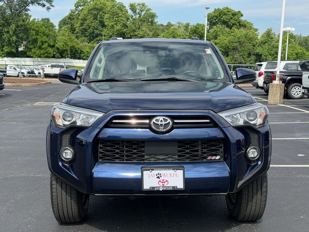 Toyota 4Runner Vehicle Full-screen Gallery Image 09