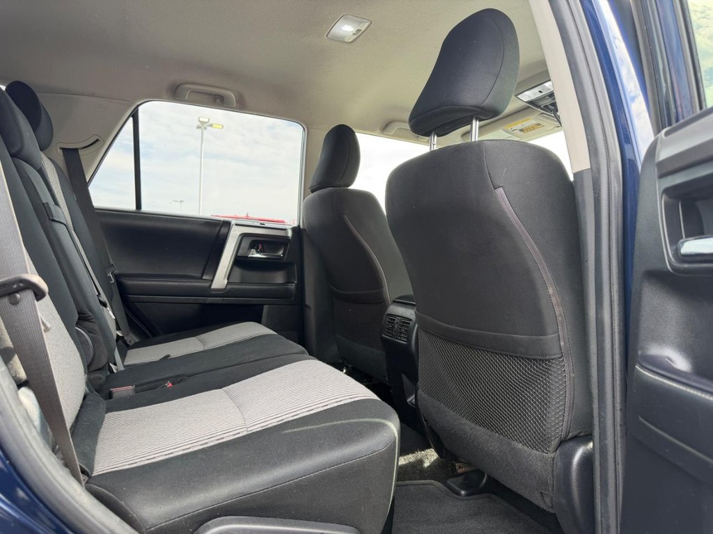 Toyota 4Runner Vehicle Full-screen Gallery Image 10
