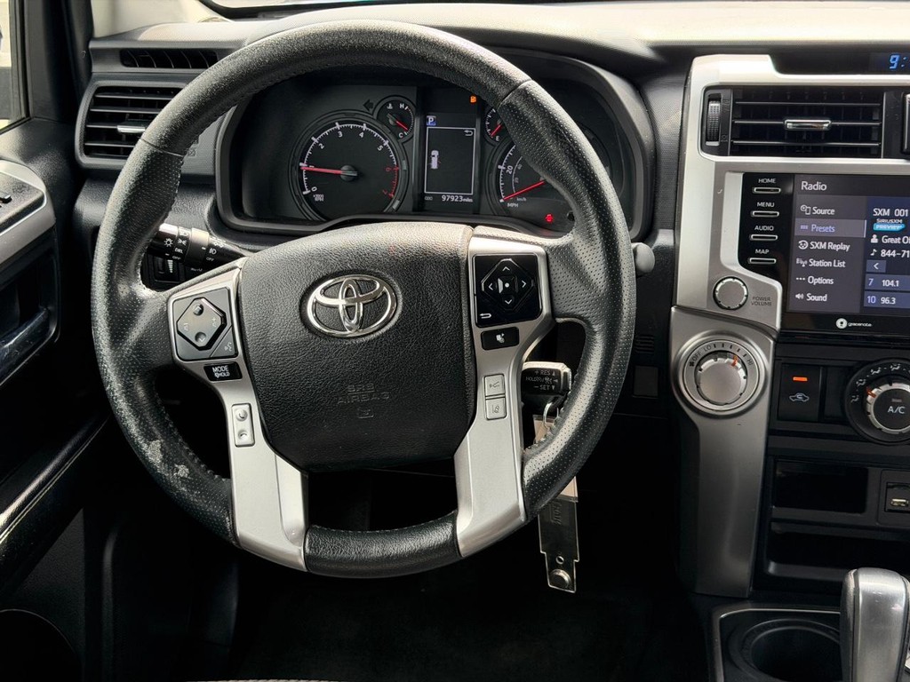 Toyota 4Runner Vehicle Full-screen Gallery Image 11