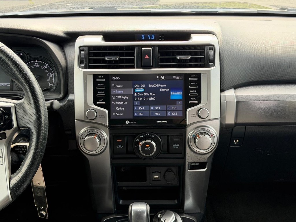 Toyota 4Runner Vehicle Full-screen Gallery Image 12