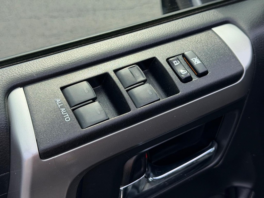 Toyota 4Runner Vehicle Full-screen Gallery Image 13
