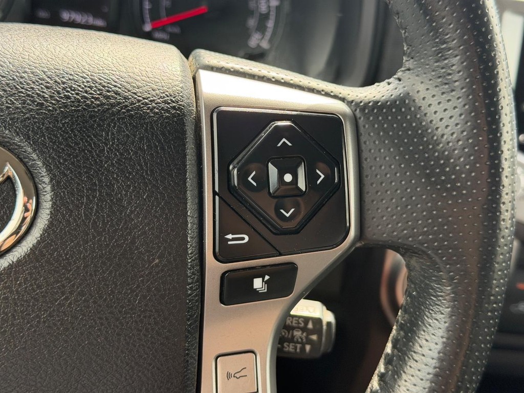 Toyota 4Runner Vehicle Full-screen Gallery Image 16