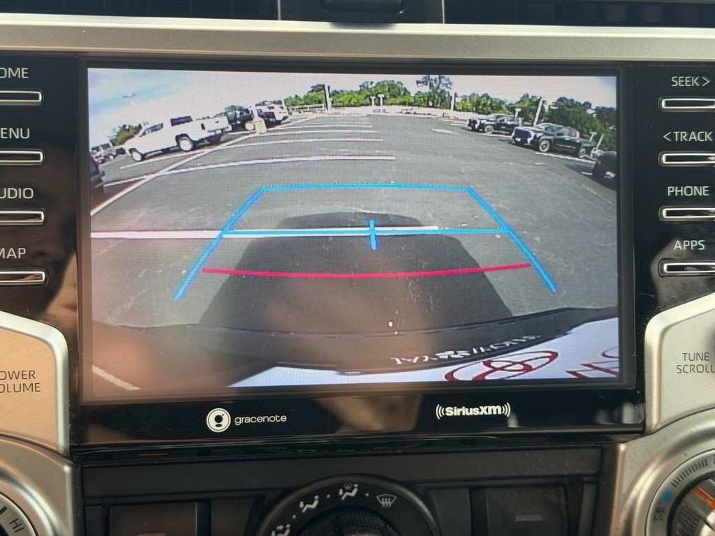 Toyota 4Runner Vehicle Full-screen Gallery Image 19