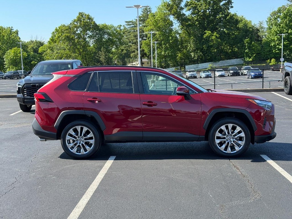 Toyota RAV4 Vehicle Full-screen Gallery Image 02