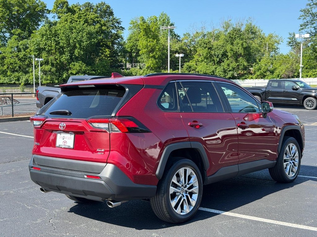 Toyota RAV4 Vehicle Full-screen Gallery Image 03