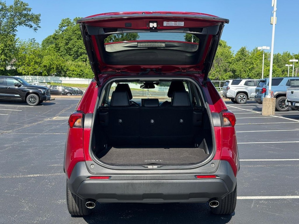 Toyota RAV4 Vehicle Full-screen Gallery Image 04