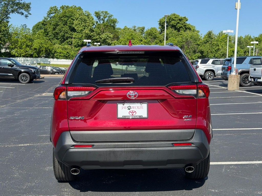 Toyota RAV4 Vehicle Full-screen Gallery Image 05