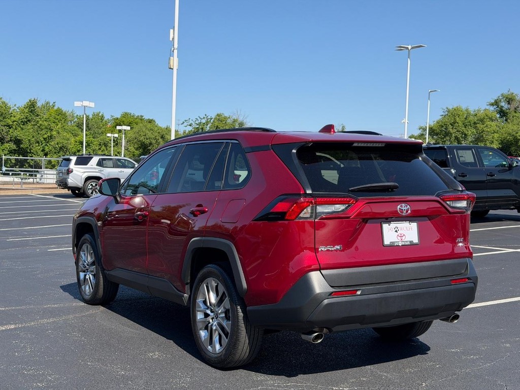 Toyota RAV4 Vehicle Full-screen Gallery Image 06