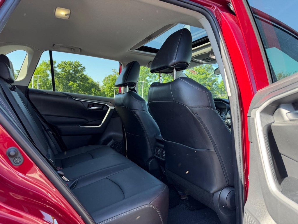 Toyota RAV4 Vehicle Full-screen Gallery Image 10