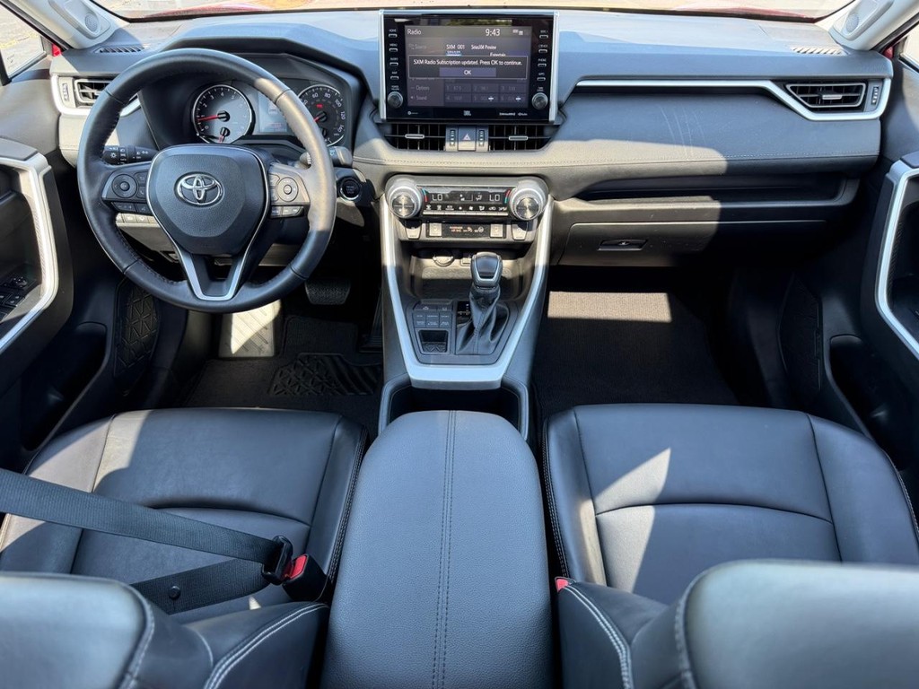 Toyota RAV4 Vehicle Full-screen Gallery Image 11