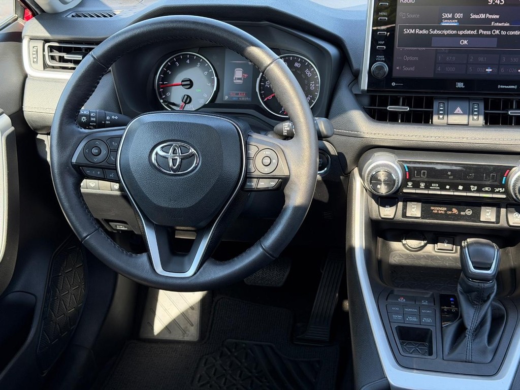 Toyota RAV4 Vehicle Full-screen Gallery Image 12