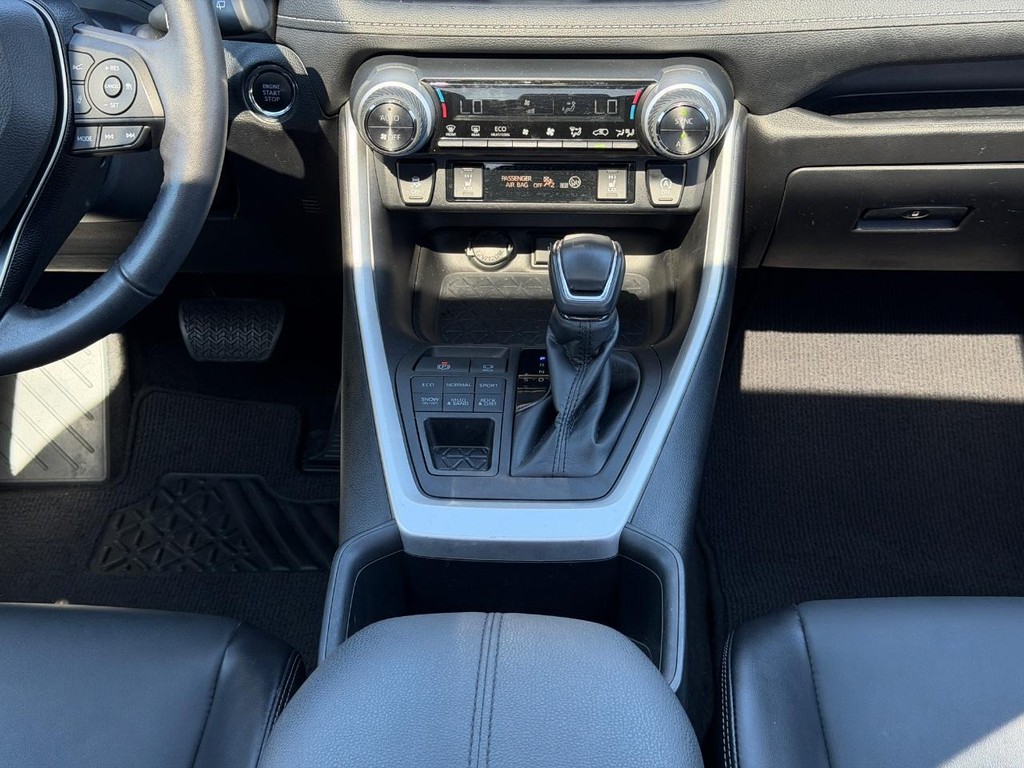 Toyota RAV4 Vehicle Full-screen Gallery Image 14