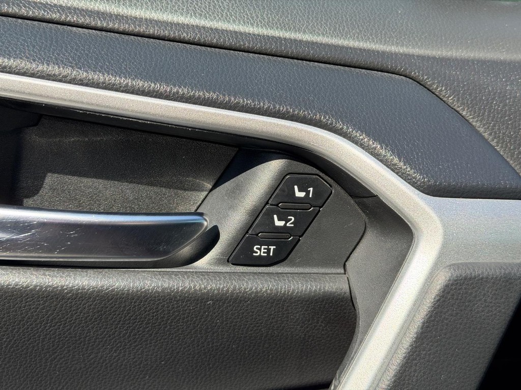 Toyota RAV4 Vehicle Full-screen Gallery Image 15