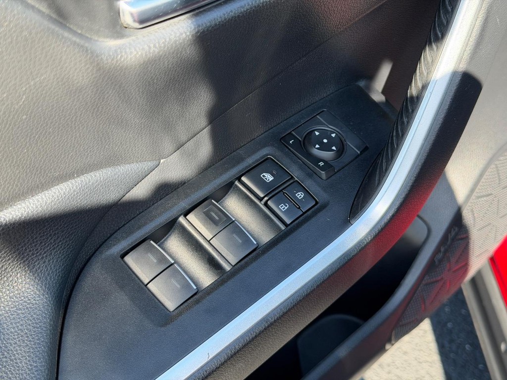 Toyota RAV4 Vehicle Full-screen Gallery Image 16