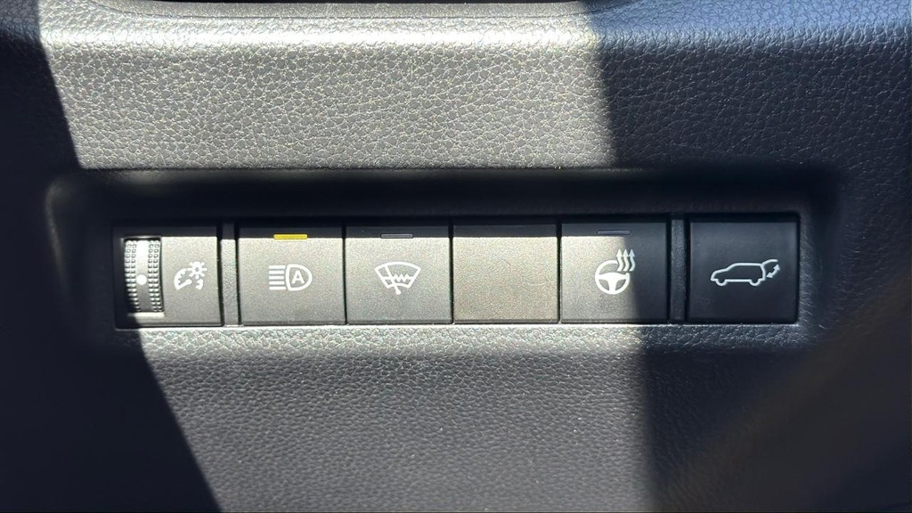 Toyota RAV4 Vehicle Full-screen Gallery Image 17