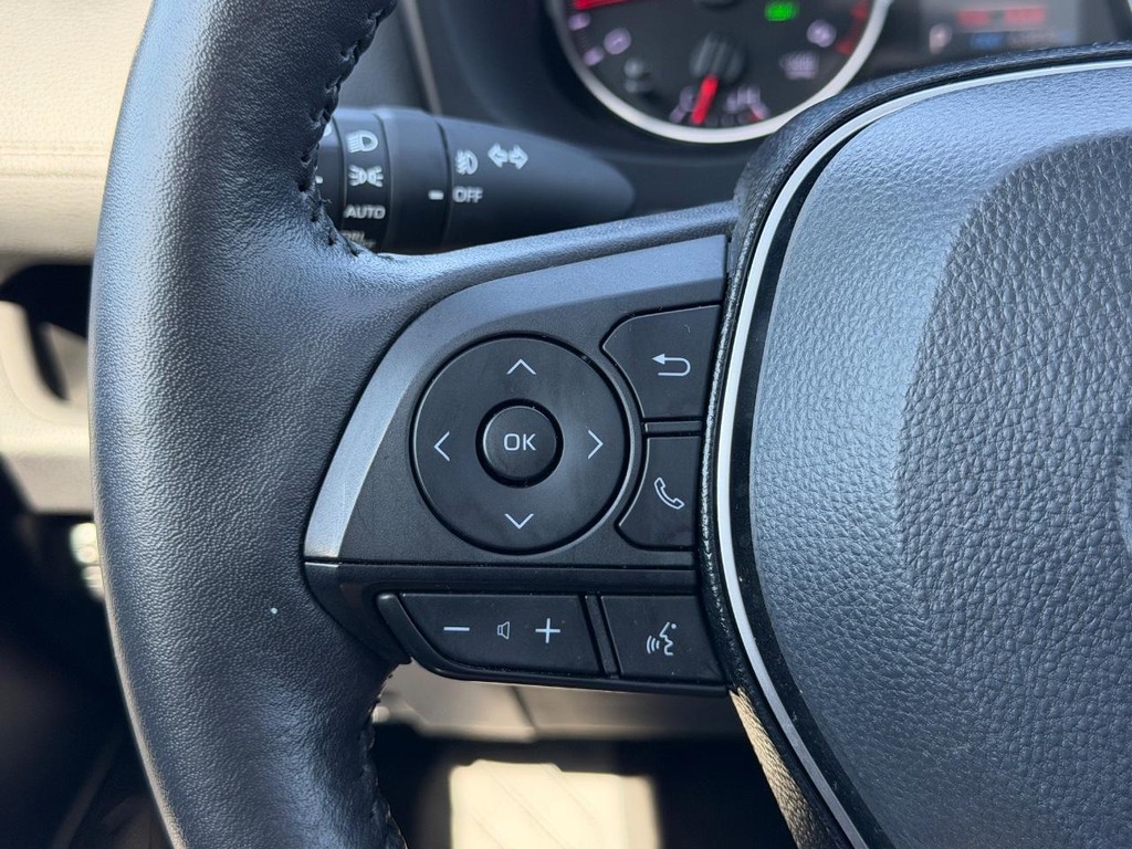 Toyota RAV4 Vehicle Full-screen Gallery Image 18