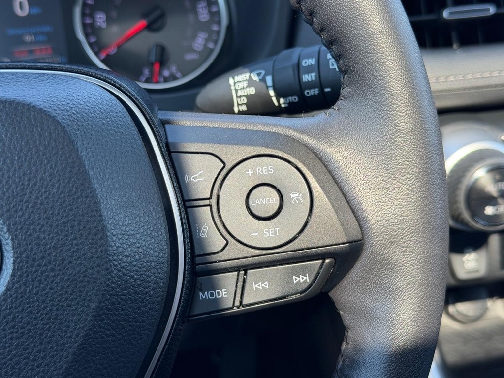 Toyota RAV4 Vehicle Full-screen Gallery Image 19