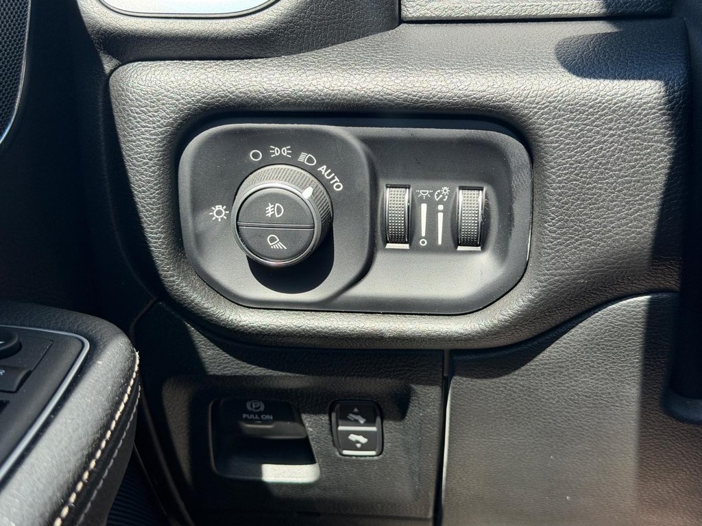 Ram 1500 Vehicle Full-screen Gallery Image 16