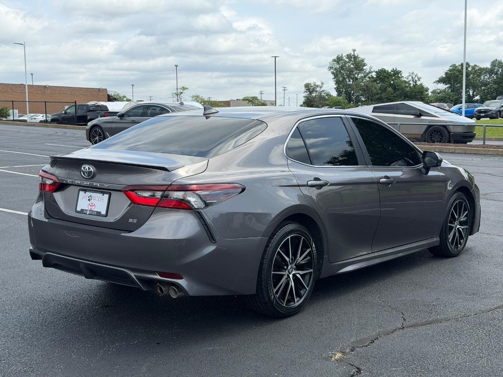 Toyota Camry Vehicle Full-screen Gallery Image 03