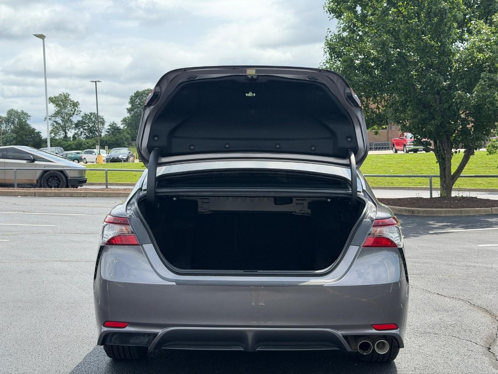Toyota Camry Vehicle Full-screen Gallery Image 04
