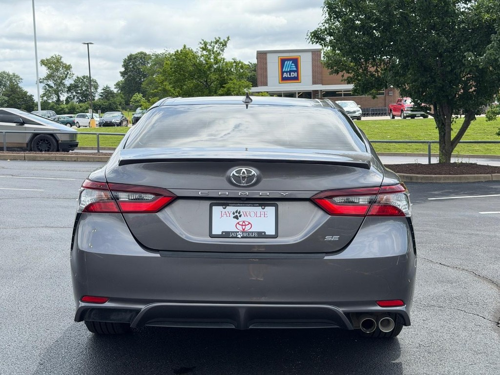 Toyota Camry Vehicle Full-screen Gallery Image 05