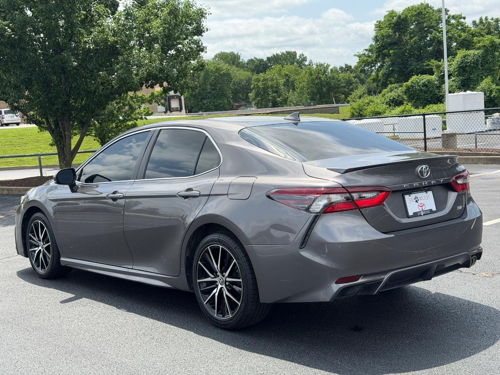 Toyota Camry Vehicle Full-screen Gallery Image 06