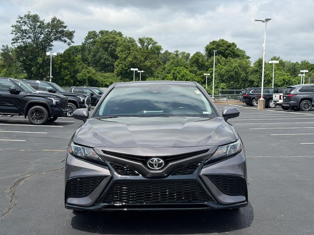 Toyota Camry Vehicle Full-screen Gallery Image 09