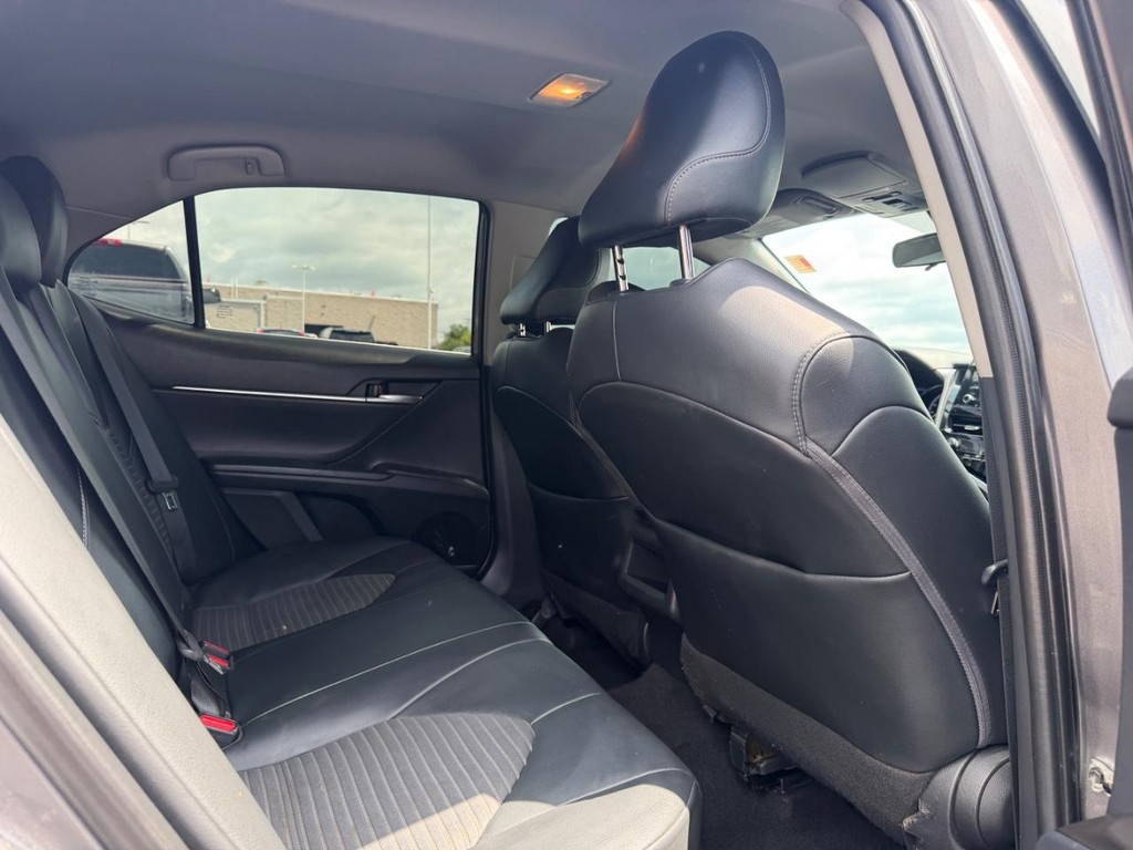 Toyota Camry Vehicle Full-screen Gallery Image 10