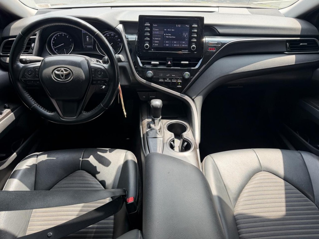Toyota Camry Vehicle Full-screen Gallery Image 11