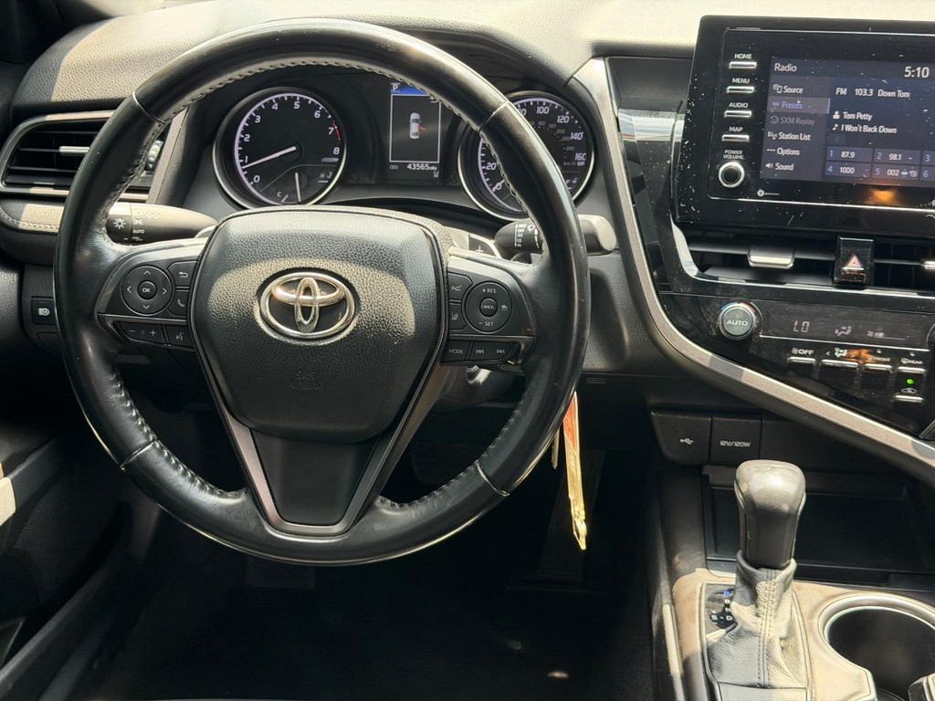 Toyota Camry Vehicle Full-screen Gallery Image 12