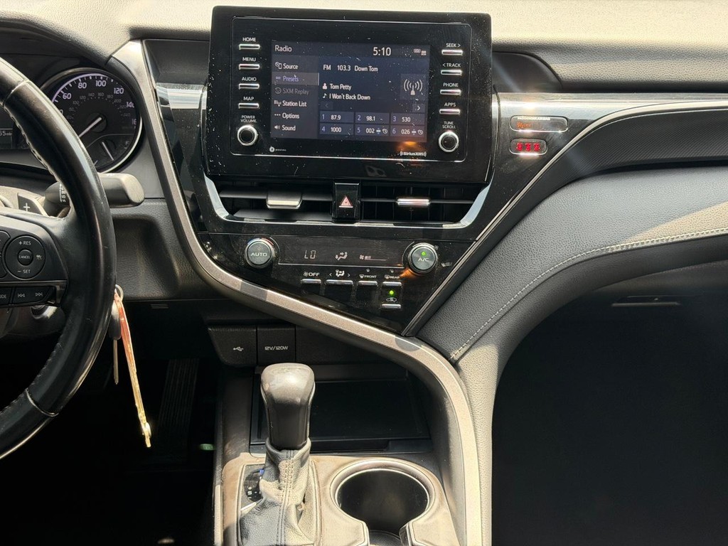 Toyota Camry Vehicle Full-screen Gallery Image 13