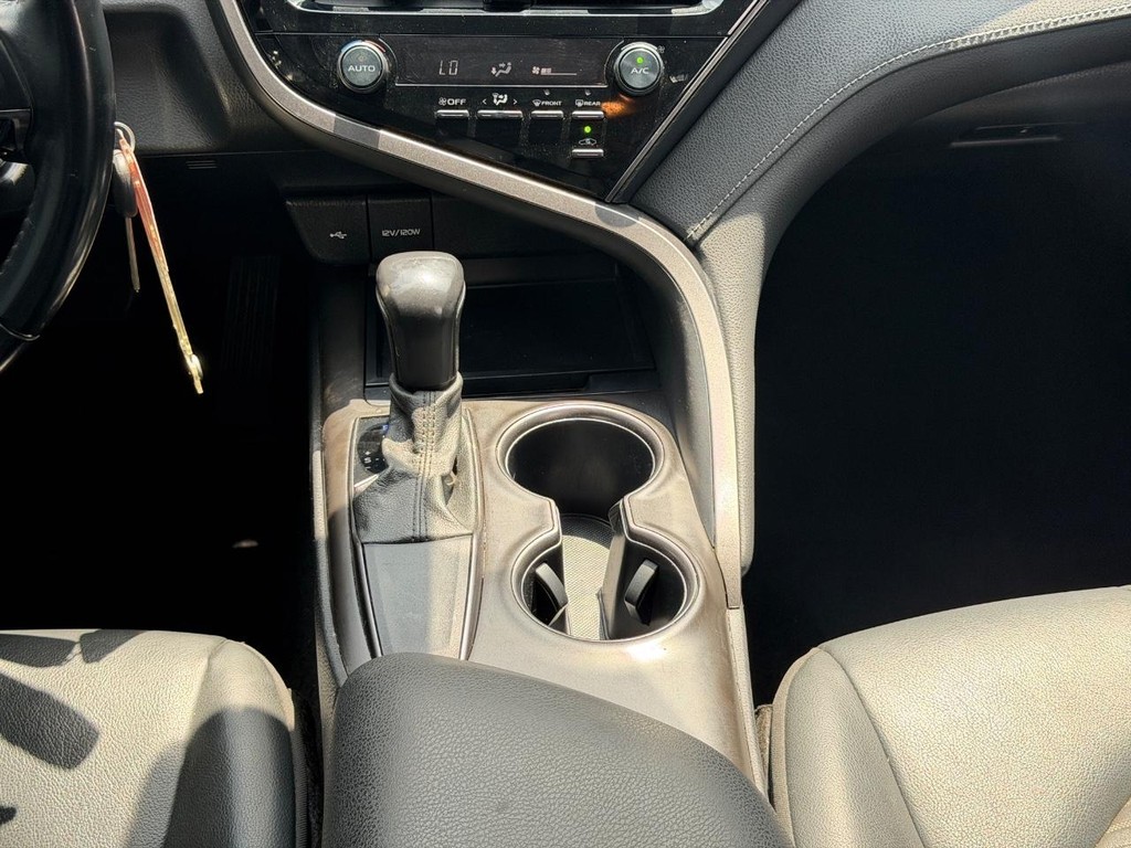 Toyota Camry Vehicle Full-screen Gallery Image 14