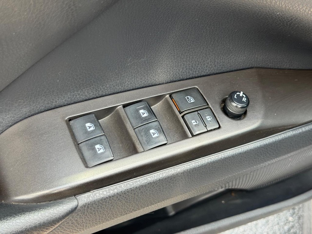 Toyota Camry Vehicle Full-screen Gallery Image 15