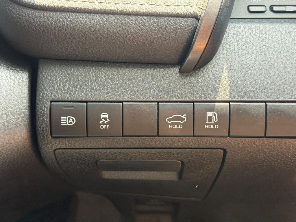 Toyota Camry Vehicle Full-screen Gallery Image 16