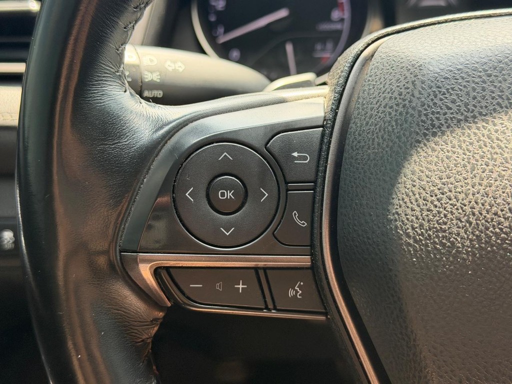 Toyota Camry Vehicle Full-screen Gallery Image 17
