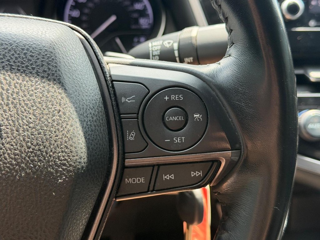 Toyota Camry Vehicle Full-screen Gallery Image 18